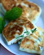 Жареные пирожки с брынзой, картошкой и зеленью