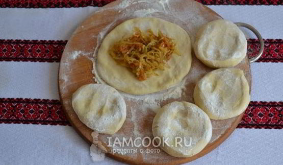 жареные пирожки с капустой