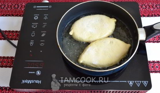 жареные пирожки с капустой