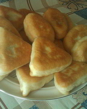 Жареные пирожки с начинкой из соленых огурцов