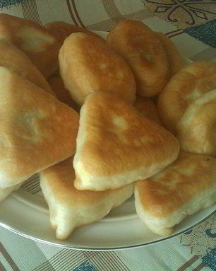 Жареные пирожки с начинкой из соленых огурцов