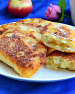 Жареные творожные пирожки с яблоками