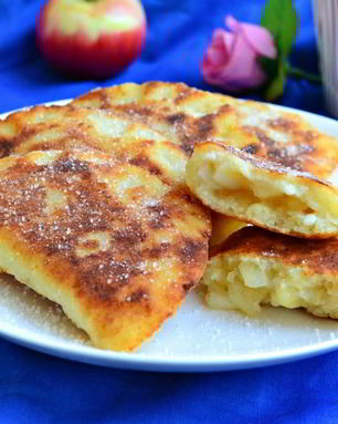 Жареные творожные пирожки с яблоками