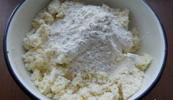 жареные творожные пирожки с яблоками