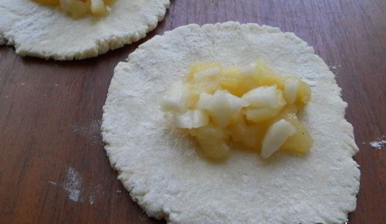 жареные творожные пирожки с яблоками