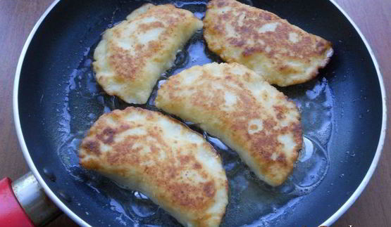 жареные творожные пирожки с яблоками