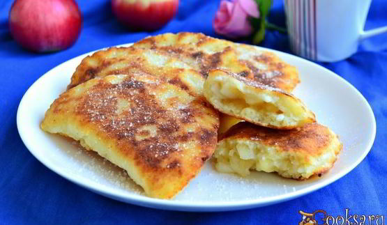 жареные творожные пирожки с яблоками
