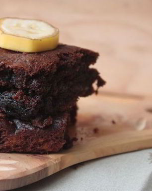 Банановый брауни с изюмом и орехами