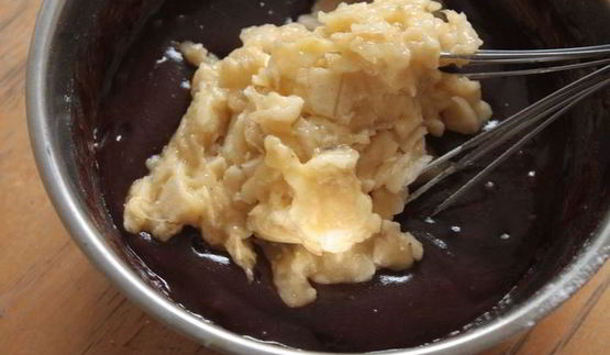 банановый брауни с изюмом и орехами