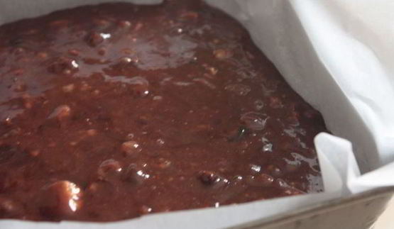 банановый брауни с изюмом и орехами