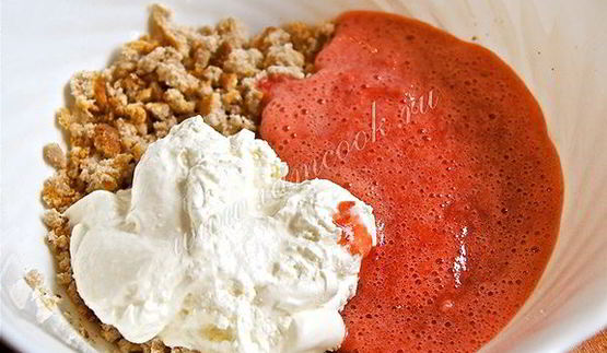 бисквитные пирожные с клубничным кремом