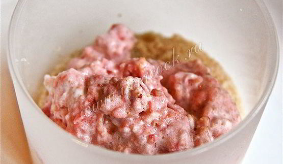 бисквитные пирожные с клубничным кремом