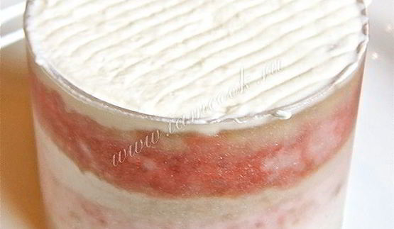 бисквитные пирожные с клубничным кремом