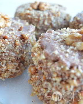 Бисквитные пирожные с кремом и ореховой обсыпкой