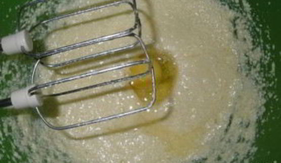 бисквитные пирожные с кремом и ореховой обсыпкой