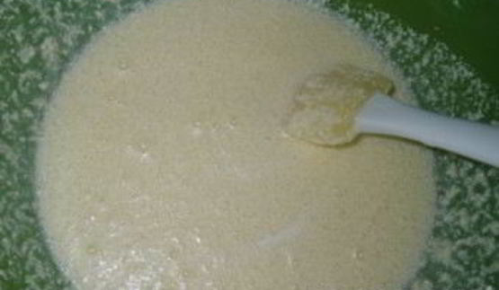 бисквитные пирожные с кремом и ореховой обсыпкой