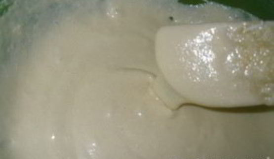 бисквитные пирожные с кремом и ореховой обсыпкой