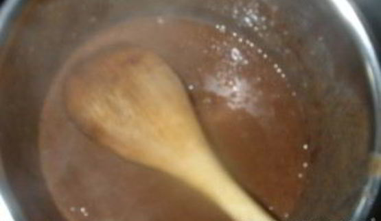 бисквитные пирожные с кремом и ореховой обсыпкой