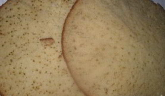 бисквитные пирожные с кремом и ореховой обсыпкой