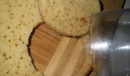 бисквитные пирожные с кремом и ореховой обсыпкой