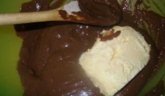 бисквитные пирожные с кремом и ореховой обсыпкой