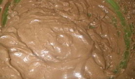 бисквитные пирожные с кремом и ореховой обсыпкой