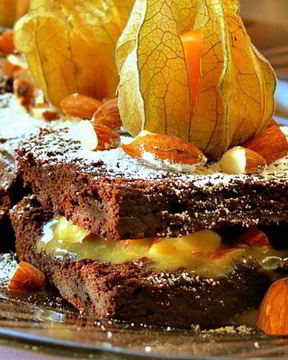 Брауни с миндалем и карамелью