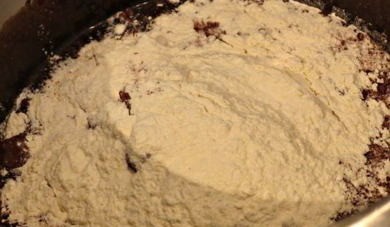 брауни с миндалем и карамелью