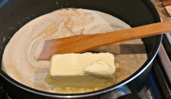 брауни с миндалем и карамелью