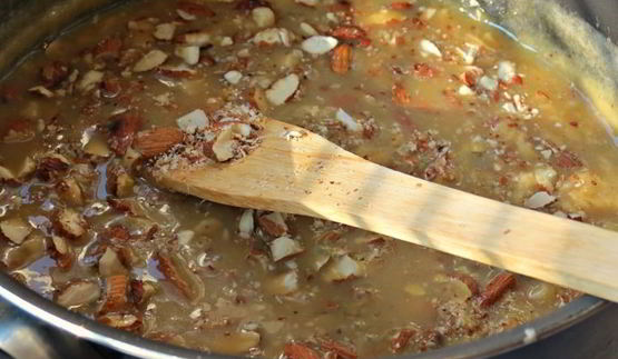 брауни с миндалем и карамелью