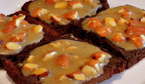 брауни с миндалем и карамелью