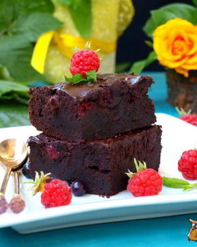 Брауни с ягодами на темном пиве