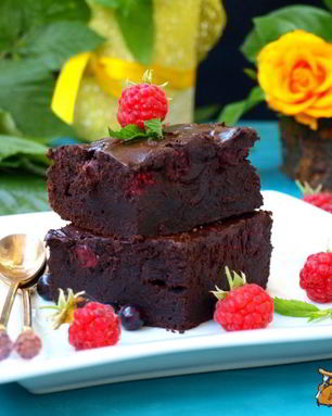 Брауни с ягодами на темном пиве