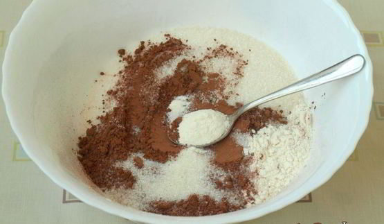 брауни с ягодами на темном пиве