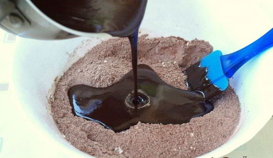 брауни с ягодами на темном пиве