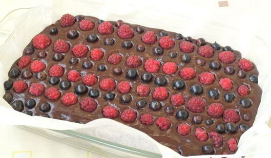 брауни с ягодами на темном пиве