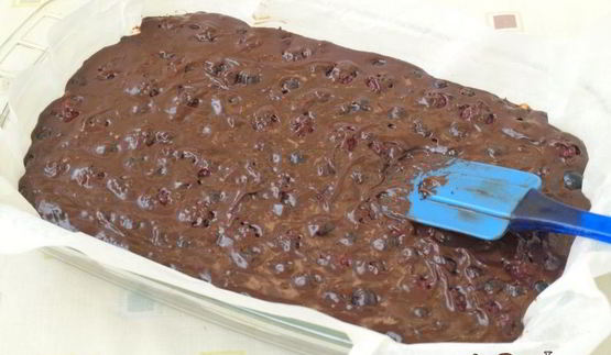 брауни с ягодами на темном пиве