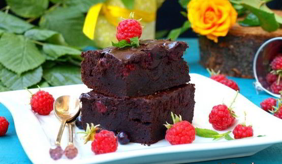 брауни с ягодами на темном пиве