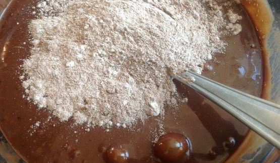 двойной шоколадный брауни с фундуком