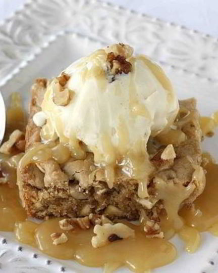 Рецепт ореховых пирожных со сливочным соусом