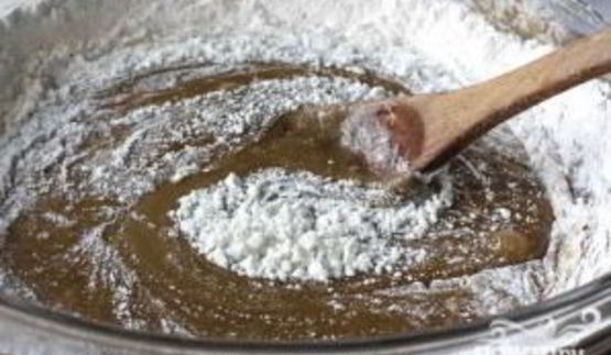 ореховые пирожные со сливочным соусом