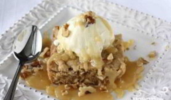 ореховые пирожные со сливочным соусом