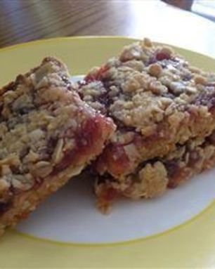Овсяные пирожные-крошка с малиновым вареньем