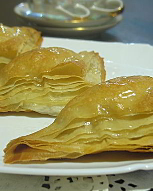 Пирожное Аромат розы из теста фило с кремом