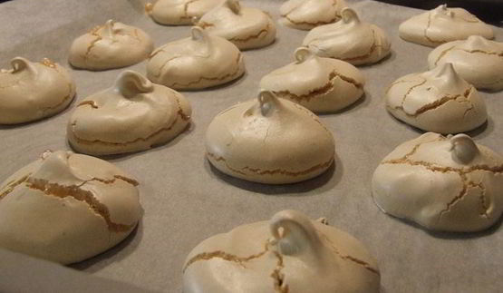 пирожное безе с кофейным кремом и черносливом