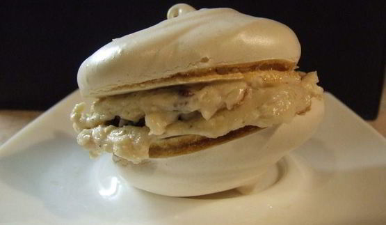 пирожное безе с кофейным кремом и черносливом