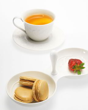 Пирожное макарон с соленой карамелью