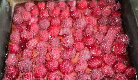 пирожное малина на снегу