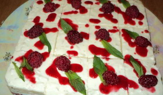 пирожное малина на снегу