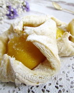 Пирожные из слоеного теста с персиками